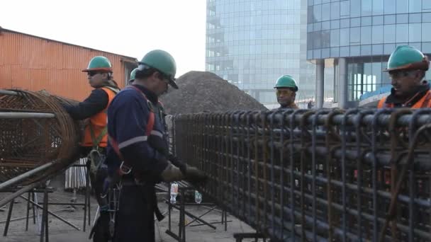 Рабочие на месте, работающие на стали — стоковое видео