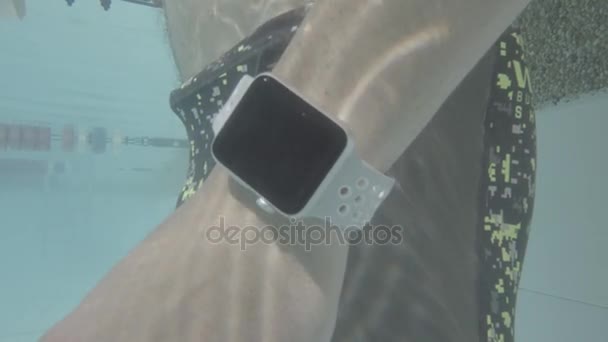 Schwimmer checkt seine Digitaluhr — Stockvideo