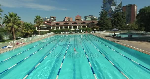 Schwimmer schwimmt im Pool — Stockvideo