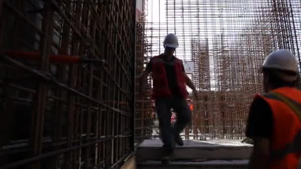 Trabalhadores dos estaleiros de construção — Vídeo de Stock