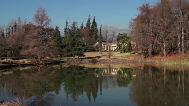 Casa con lago en primer plano — Vídeo de stock