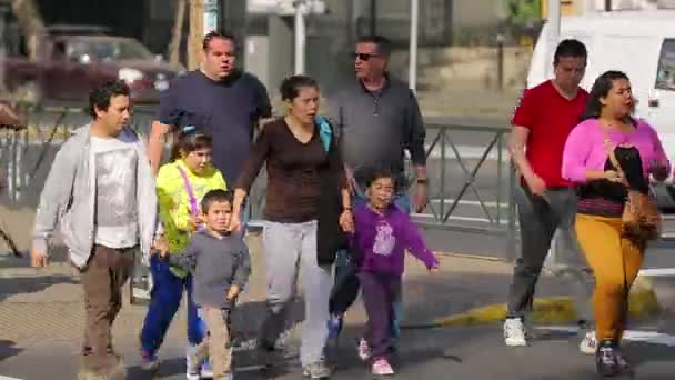 Oamenii traversează strada — Videoclip de stoc