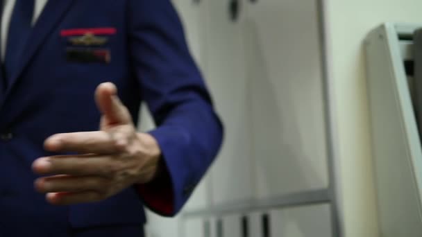 Stewardess de hand signalering van een passagier in — Stockvideo