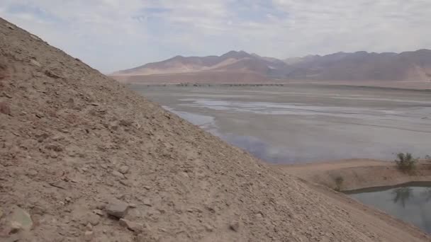 Wasserreservoir in Wüstenlandschaft — Stockvideo