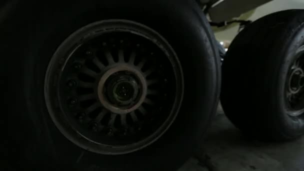 Still airplane 's wheels — стоковое видео
