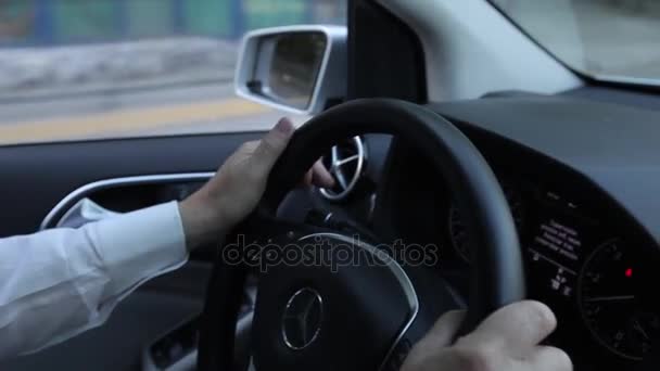 Manos conduciendo sobre el volante — Vídeo de stock