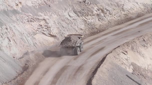 Pesado caminhão de descarga de mineração — Vídeo de Stock