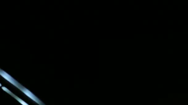 voiture de la lumière d'un tunnel passant par 