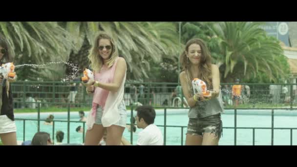 Women spray watergun — Stock Video