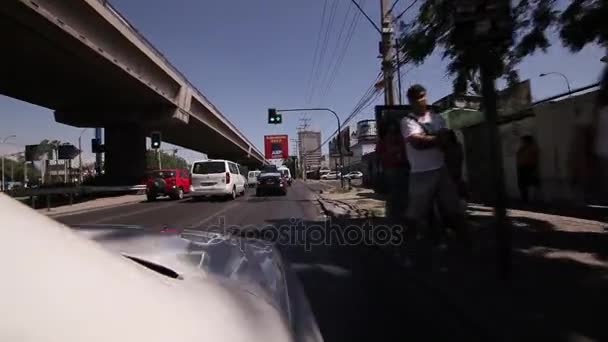 Водіння по вулицях міста з автомобіля — стокове відео