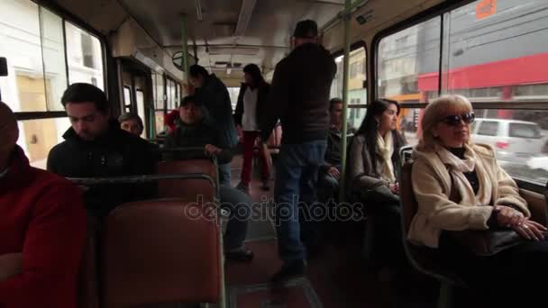 Interior de autobús lleno de gente — Vídeo de stock
