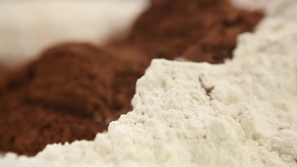 Смешивание муки и какао порошка — стоковое видео