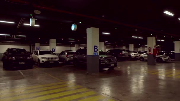 Carros no estacionamento — Vídeo de Stock