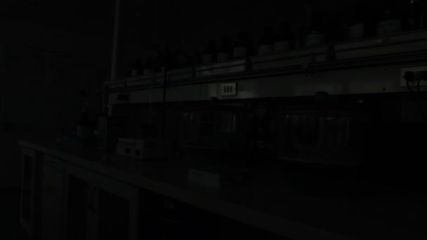 Lichten van een chemisch laboratorium — Stockvideo