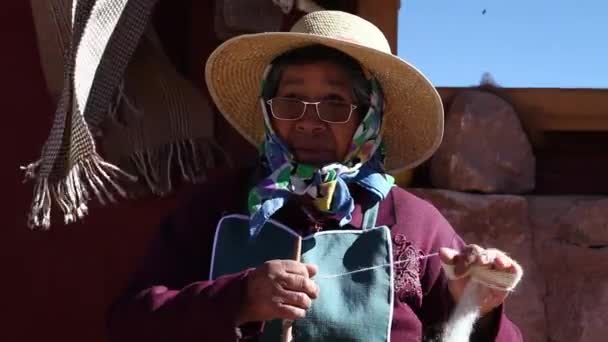 Mujer haciendo telas antiguas en el desierto — Vídeos de Stock