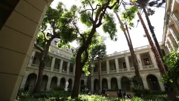 Campus studenter på innergården — Stockvideo