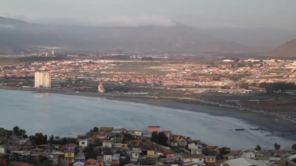 Ωκεανό στον κόλπο και τα βουνά στη Λα Σερένα — Αρχείο Βίντεο