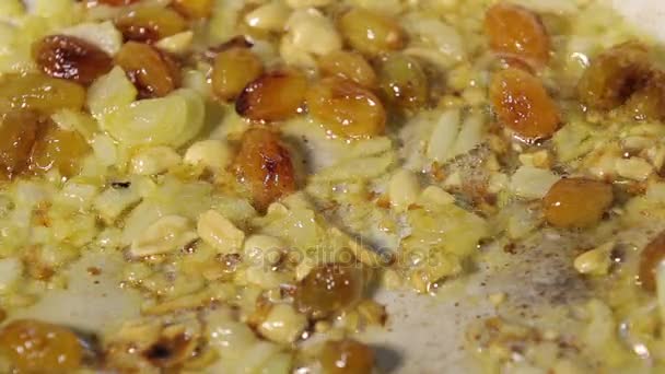 Cocinar la comida en sartén con verduras — Vídeos de Stock