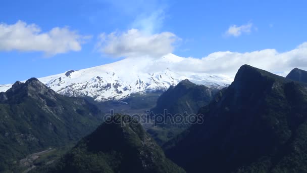 Cima innevata di un vulcano — Video Stock