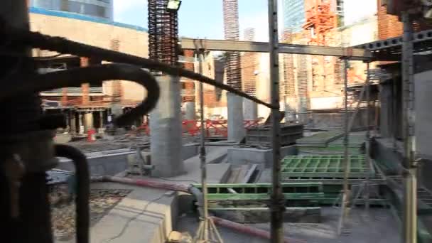Een bouwterrein van gewapend beton — Stockvideo