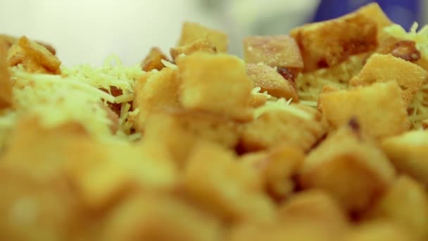 Foco rack de croutons e queijo — Vídeo de Stock