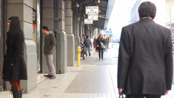 Menschen gehen auf dem Bürgersteig von santiago de chile — Stockvideo