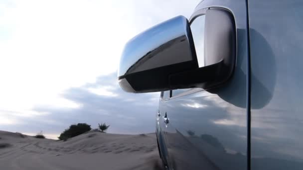 Caminhão em dunas de areia — Vídeo de Stock