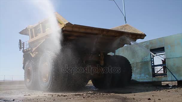 L'eau lave le camion de vidange minière — Video