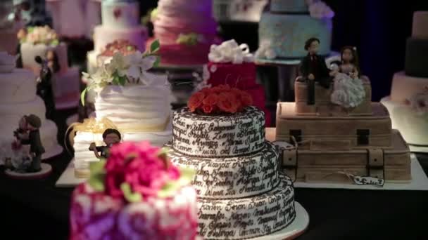 Pasteles de boda y figuritas — Vídeo de stock