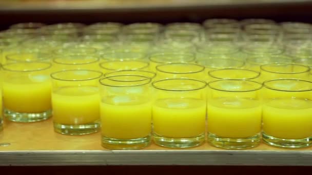 Verres à jus rouges et jaunes — Video