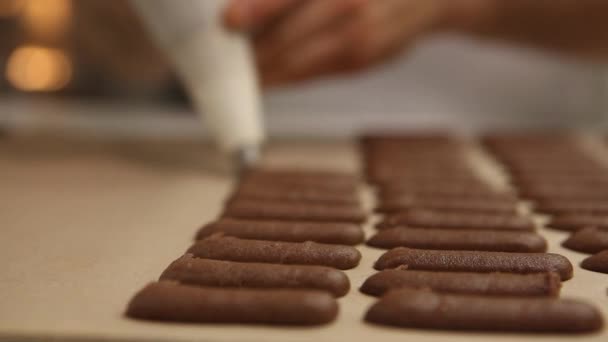 Cierre de las cookies que se están preparando — Vídeo de stock