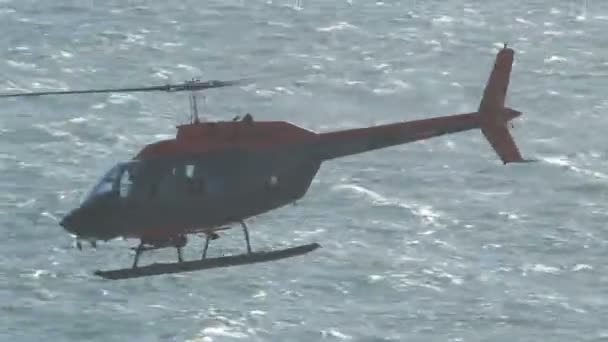 Helicóptero voando sobre a praia — Vídeo de Stock