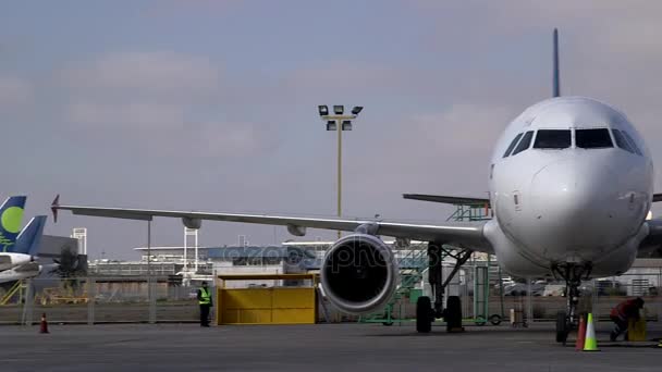 Avión estacionado en la pista — Vídeos de Stock