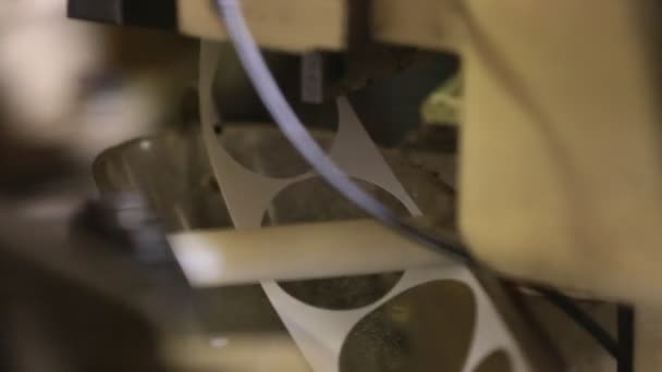 Machine aan het werk bij een papierfabriek — Stockvideo
