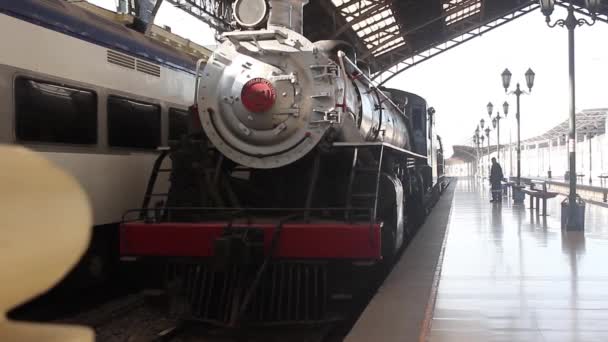 蒸気エンジンは、サンティアゴ鉄道駅に到着しました。 — ストック動画