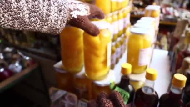 Recoger frasco de fruta — Vídeos de Stock