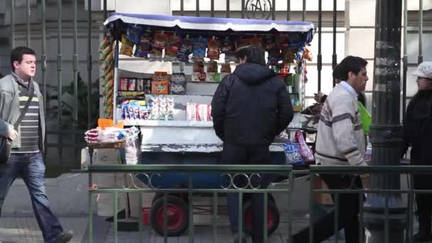 Покупка закусок на улице — стоковое видео