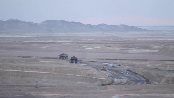 Mijnbouw dump trucks in de open pit mine — Stockvideo