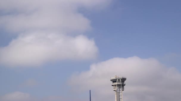 Geparktes Flugzeug auf der Landebahn — Stockvideo