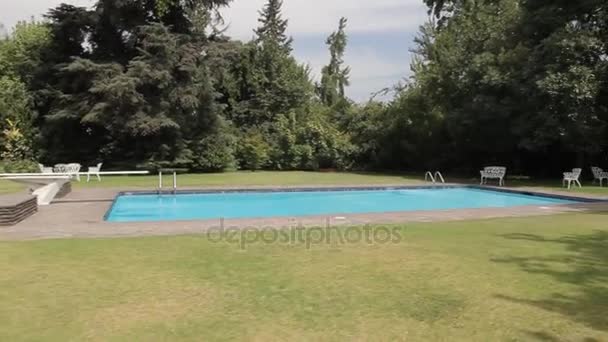 Utomhus trädgård pool — Stockvideo