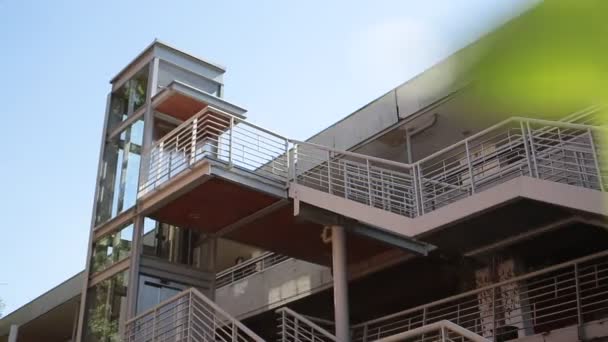 Modern byggnad på ett universitet — Stockvideo