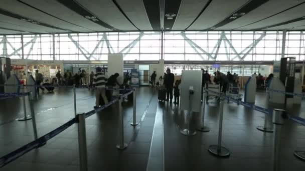 Interior do aeroporto em Santiago — Vídeo de Stock