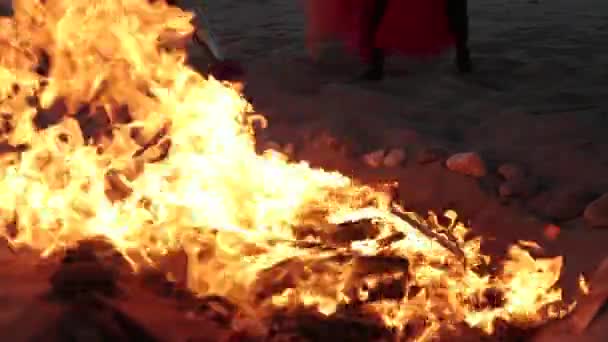 Nativní tanec u ohně — Stock video