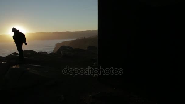 Mann bei Sonnenuntergang am Meer — Stockvideo