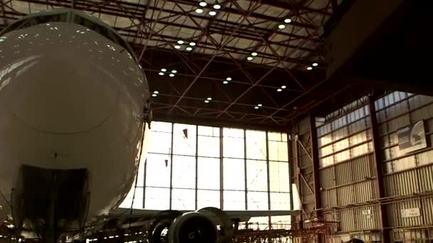 Velké letadlo v hangáru — Stock video