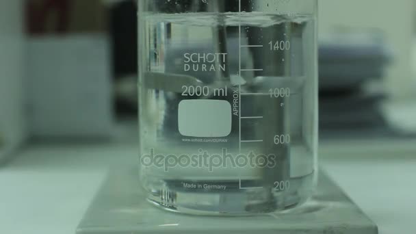 Mengen van vloeistof in het bekerglas — Stockvideo