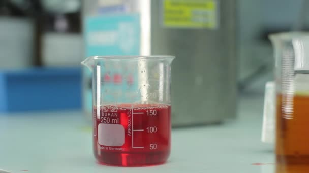 赤い液体をかき混ぜる — ストック動画