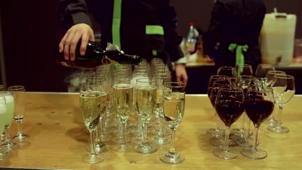 Bardakta şampanya döktü kişi — Stok video