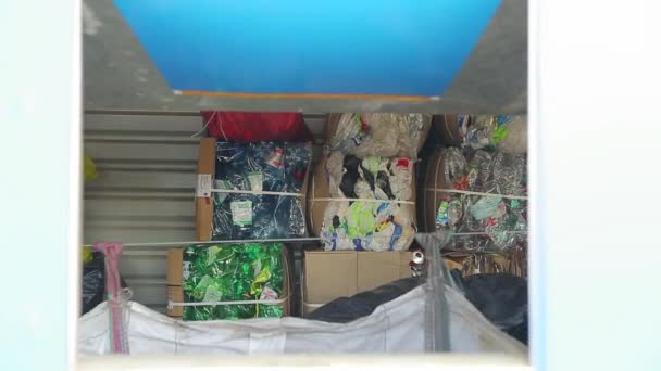 Reciclar pilas a través de una ventana — Vídeo de stock