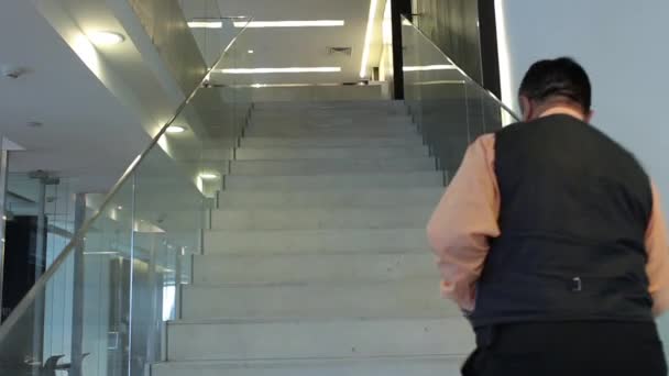 Man gå i trappor — Stockvideo